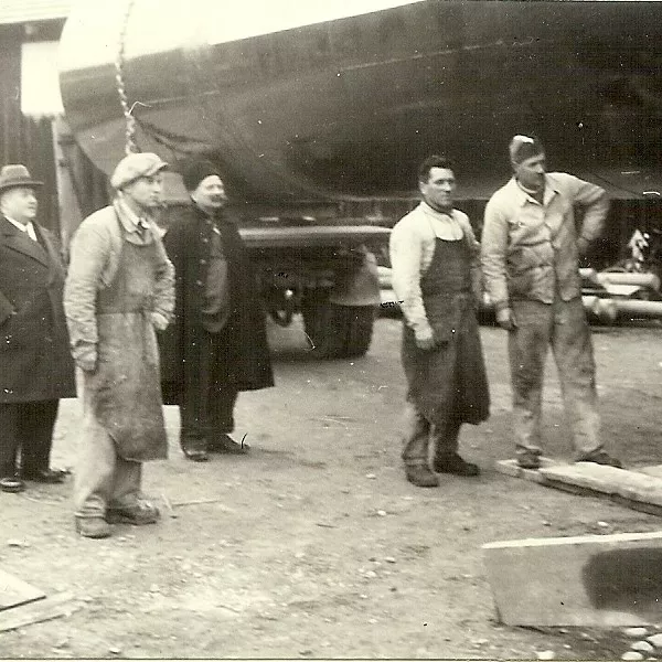 Fotoaufnahme in schwarz-weiss von 1923-1933 wie die Gründungsväter Thommen-Furler die Bauarbeiten begutachten