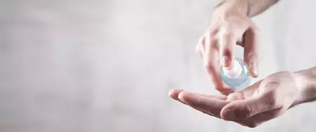 Aufnahme von 2 Händen, welche gerade ein Desinfektionsmittel nutzen